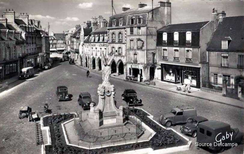 50 Carentan Place de la Republique.jpg
